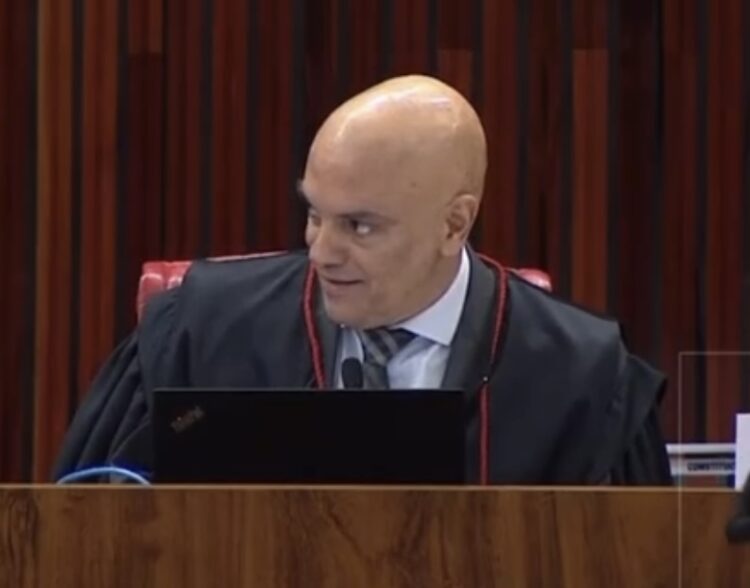 Moraes brinca relator ao sugerir que leia os 662 documentos da ação