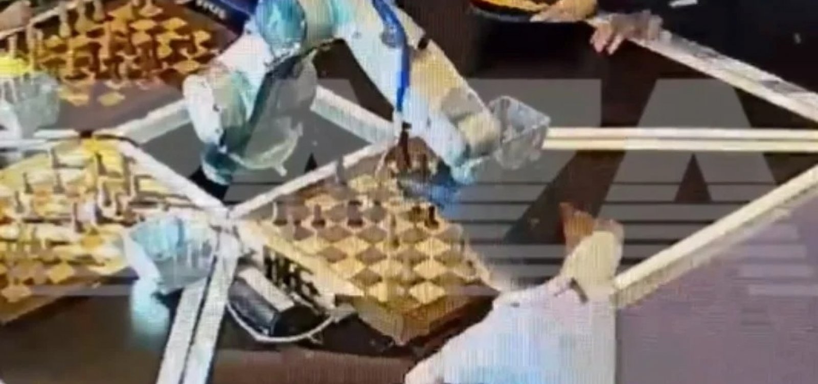 Russo quebra código de vestimenta em torneio de xadrez usando