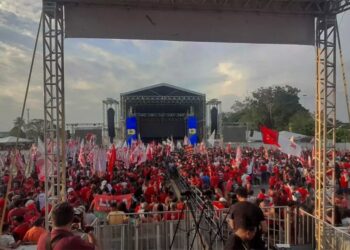 Lula não empolga mais nem nas ruas, nem no teatro, mas ainda mobiliza apoiadores, mesmo caindo nas pesquisas 