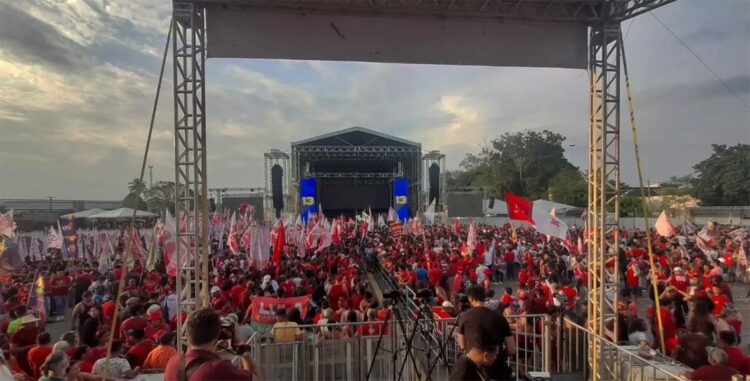 Lula não empolga mais nem nas ruas, nem no teatro, mas ainda mobiliza apoiadores, mesmo caindo nas pesquisas