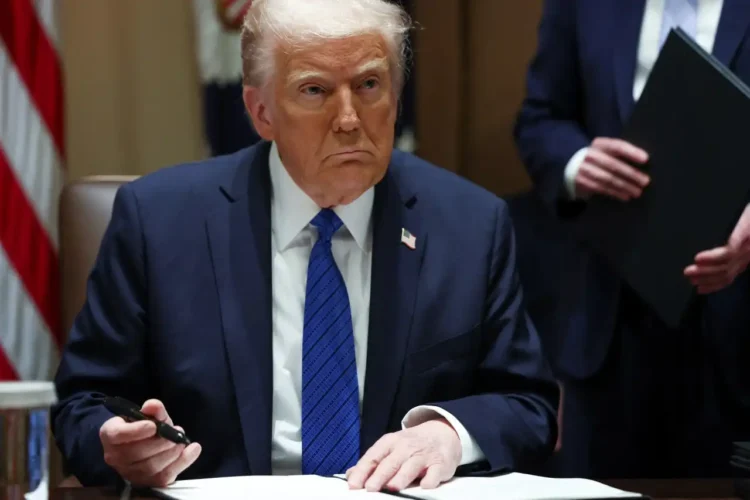 Após crise com Trump, Colômbia diz que vai voltar a receber deportados dos EUA