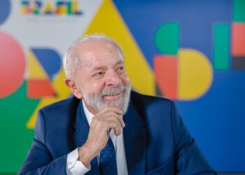 Lula diz que país ‘crescerá mais’ este ano e ‘haverá mais dinheiro circulando na mão do povo’