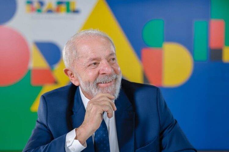 Lula diz que país ‘crescerá mais’ este ano e ‘haverá mais dinheiro circulando na mão do povo’