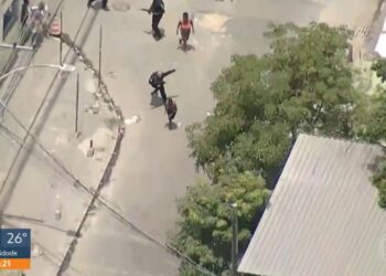 Homem detido pela PM se desvencilha de policial e foge correndo pela Vila Kennedy