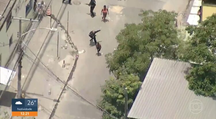 Homem detido pela PM se desvencilha de policial e foge correndo pela Vila Kennedy