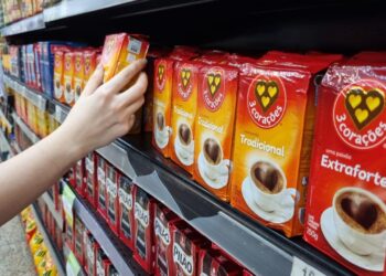 ‘É só não comprar’? Preço do café dispara e gera crise na cesta básica do brasileiro