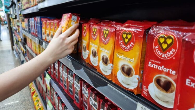 ‘É só não comprar’? Preço do café dispara e gera crise na cesta básica do brasileiro
