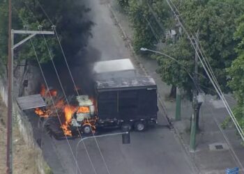 Tiroteio fecha vias expressas, deixa 3 baleados, e helicóptero da polícia atingido faz pouso forçado