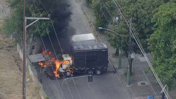 Tiroteio fecha vias expressas, deixa 3 baleados, e helicóptero da polícia atingido faz pouso forçado