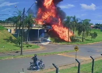 Motorista salta de caminhão durante explosão em grave acidente no Paraná