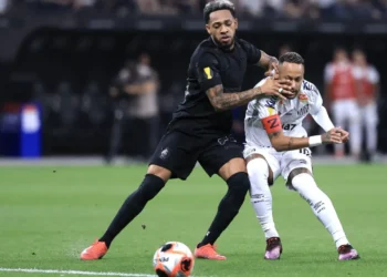 Martinez se estranha com Neymar em Corinthians x Santos e lance viraliza: “Peitando”