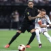 Martinez se estranha com Neymar em Corinthians x Santos e lance viraliza: “Peitando”