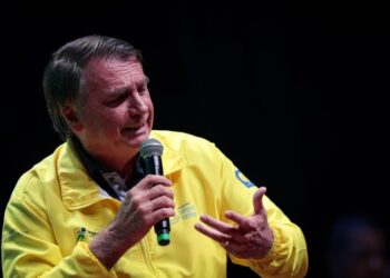 Em Angra, Bolsonaro chama petistas de feias e “incomíveis”