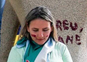 Mulher que pichou estátua no 8/1 diz que não invadiu STF e que foi levado no ‘calor do momento’