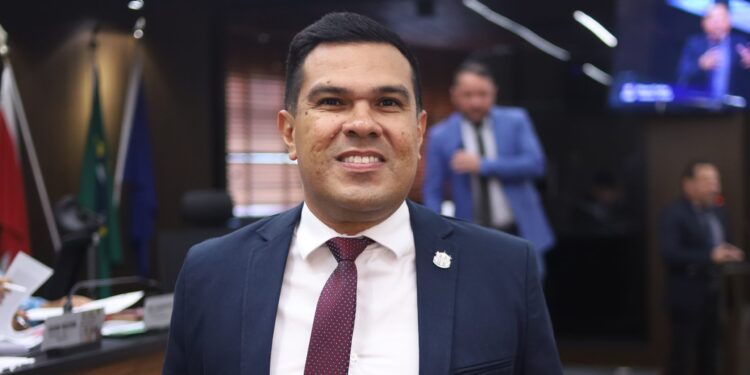 Vereador Igor Andrade (REDE) propõe criação de faixa azul exclusiva para motociclistas em Belém