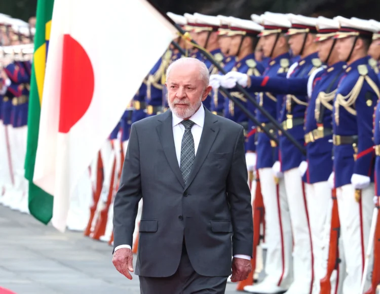 “Ao invés de chorar, caia na realidade”, diz Lula sobre Bolsonaro réu