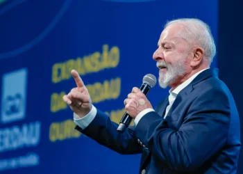 Lula diz a Alcolumbre e Motta que quer ter boa relação e, por isso, colocou ‘mulher bonita’ na articulação política