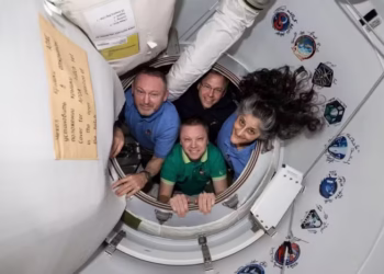 Astronautas presos no espaço voltam à Terra após 9 meses isolados