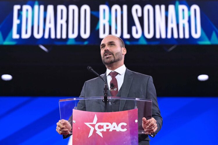 Eduardo Bolsonaro avalia que terá passaporte apreendido e fala em ‘jogo combinado’