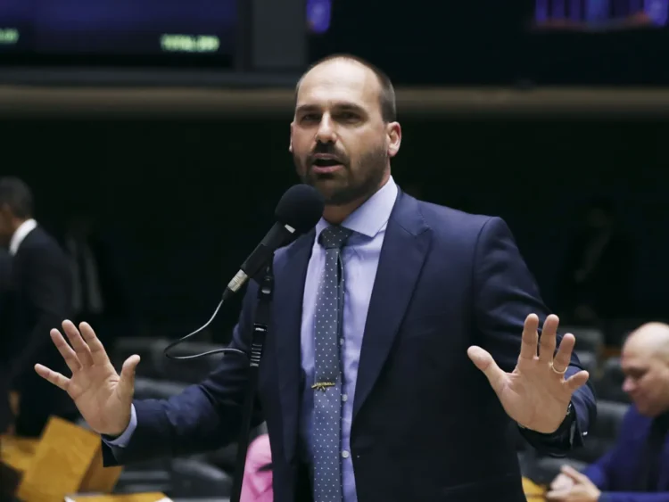 Eduardo Bolsonaro formaliza pedido de afastamento da Câmara