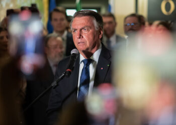 PT pede ao STF medidas cautelares contra Bolsonaro para evitar fuga