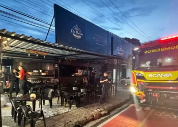 Botijão de gás explode em lanchonete e deixa quatro pessoas feridas