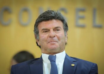 Fux pede vista e adia julgamento de mulher que pichou estátua do STF