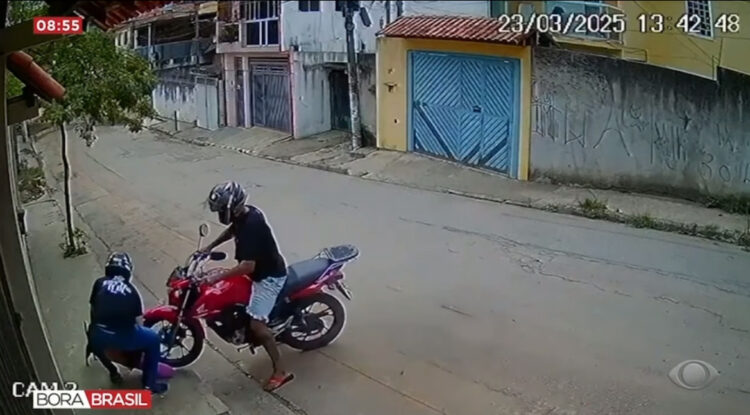 Mulher é derrubada por bandidos durante roubo em Diadema