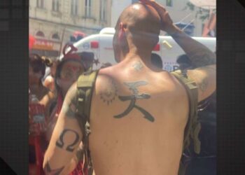 Estrangeiro com tatuagens nazistas é agredido durante bloco de carnaval