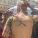 Estrangeiro com tatuagens nazistas é agredido durante bloco de carnaval