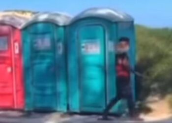 Vendedor é flagrado saindo de banheiro químico com bandeja de churros