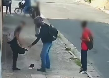 Estudante é abordado por assaltante de moto e tem tênis levado na saída da escola