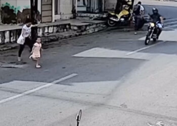 Criança escapa por pouco de acidente com moto no Ceará