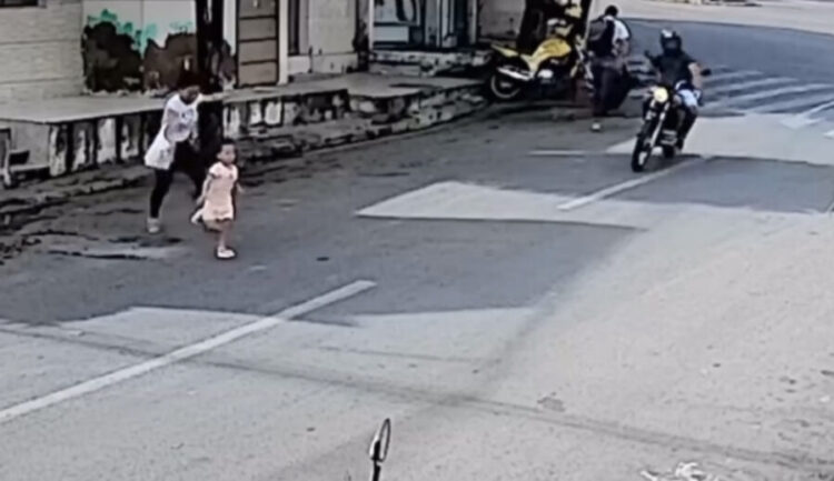 Criança escapa por pouco de acidente com moto no Ceará