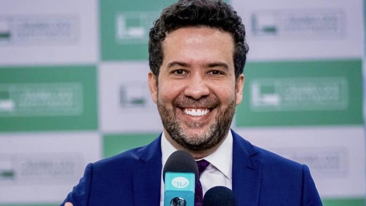 Janones faz acordo com a PGR para devolver mais de R$ 130 mil aos cofres públicos