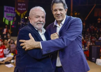 Governo Lula propõe taxar super-ricos em até 10% para compensar perda de receita com isenção do Imposto de Renda