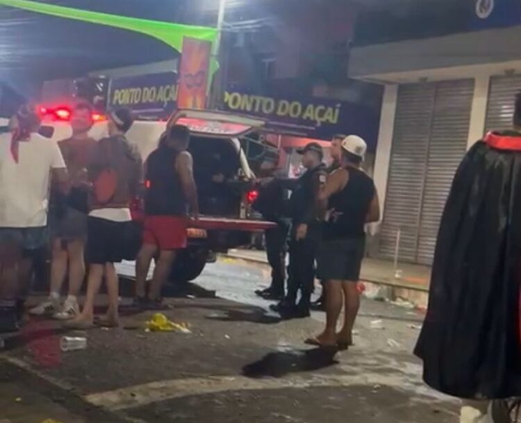 Homem tem caixa de som apreendida e é preso ao discutir com PMs durante festa de Carnaval em Capitão Poço