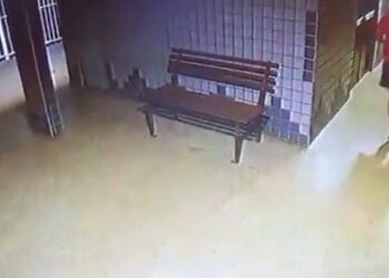 Mulher segura porta para evitar ser pega por invasor de apartamento no DF