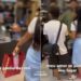 Vendedor de loja é humilhado por clientes durante troca de tênis em shopping de SP