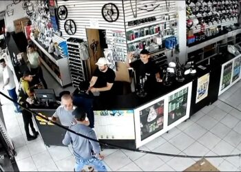 PM tem arma roubada durante assalto em loja de peças