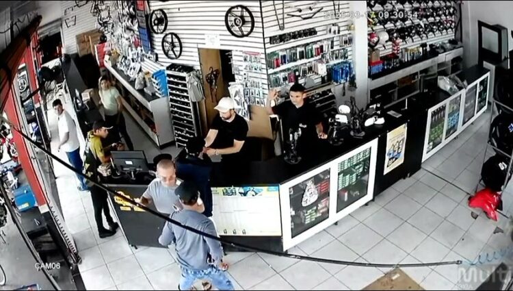 PM tem arma roubada durante assalto em loja de peças