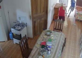 Idosa flagra ladrão invadindo residência enquanto tomava mingau, em Santarém