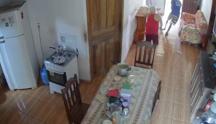 Idosa flagra ladrão invadindo residência enquanto tomava mingau, em Santarém