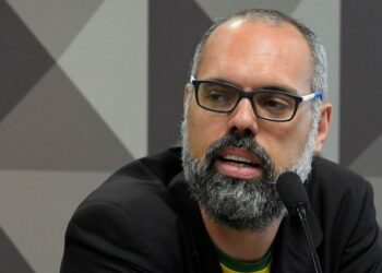 Moraes determina que X e Meta entreguem dados de contas de Allan dos Santos