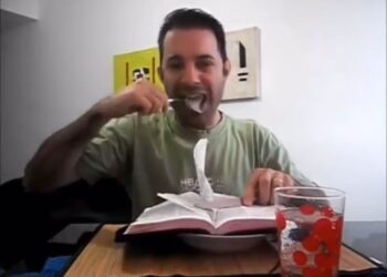 Pastor come página da Bíblia para mostrar que “se alimenta da palavra de Deus”