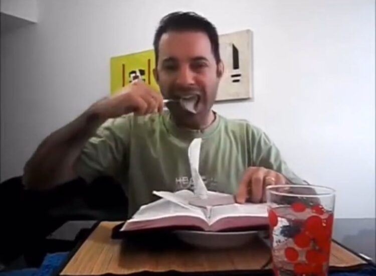 Pastor come página da Bíblia para mostrar que “se alimenta da palavra de Deus”