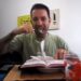 Pastor come página da Bíblia para mostrar que “se alimenta da palavra de Deus”