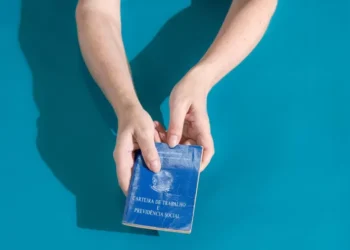 ‘Crianças demonizam CLT’: carteira assinada vira ofensa entre os jovens