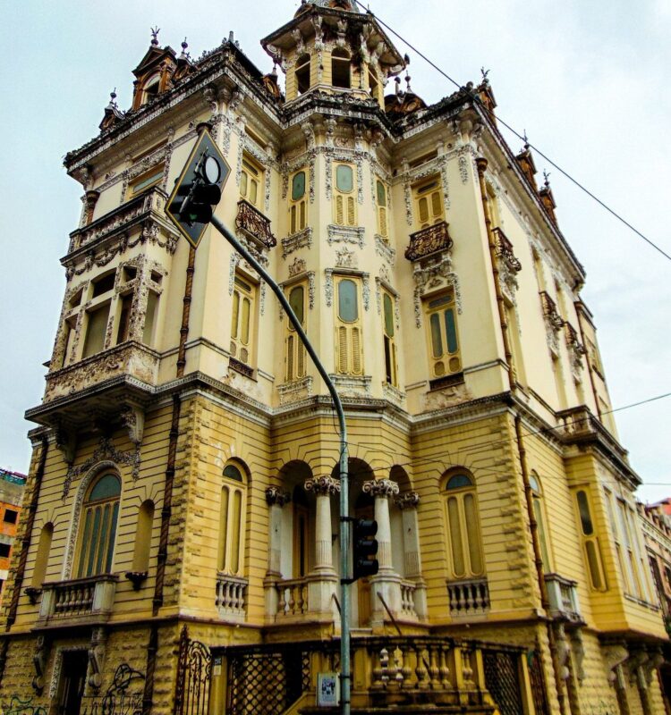 O Palacete Bolonha: Um Presente de Amor ou um Portal para o Mistério?