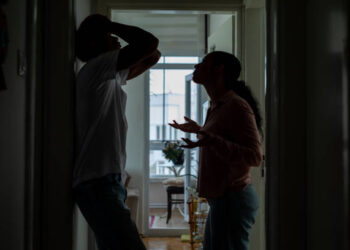 Após suspeitar de traição, mulher queima o pênis do marido com acetona